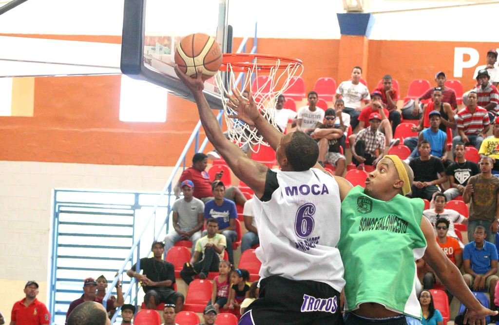 José Guzmán de Moca anota dos puntos al equipo del Seibo